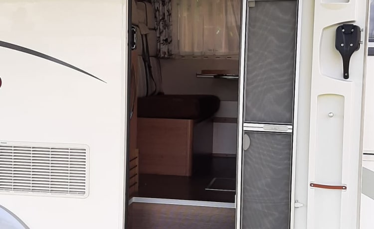 Familiecamper – Euramobil Family camper 5 persons