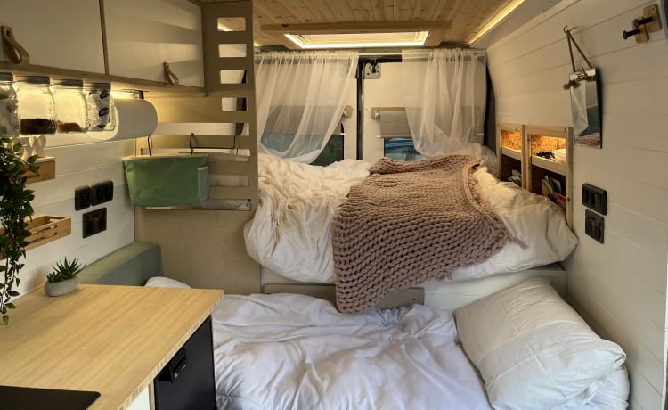 Ada – Spacieux et beau camping-car sur mesure 3 couchages  