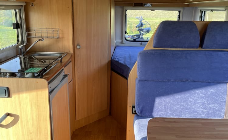 camper compatto per 4 persone molto bello