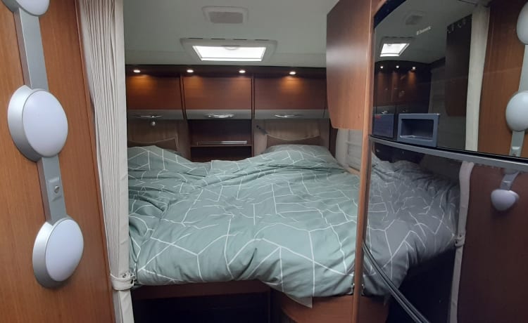 Luxury motorhome 4 persons automatic.