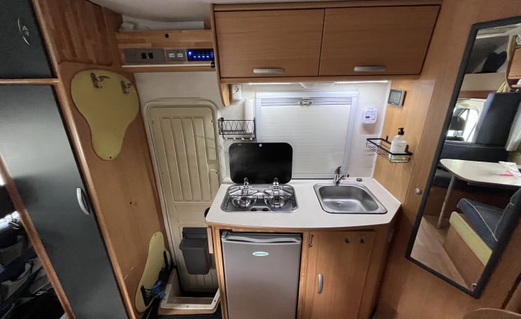 Luxurious neat family camper, 6 seats + belt, fully furnished