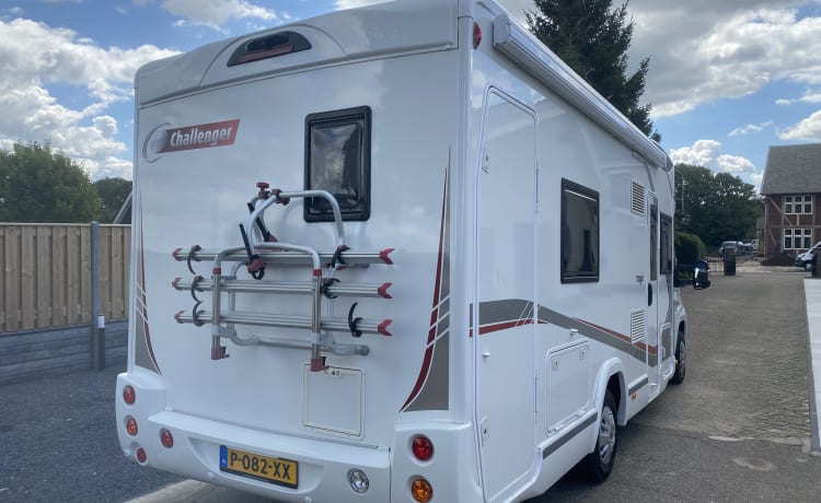 Zeer mooie camper half integraal 5 slaapplaatsen 4 zitplaatsen  – 5p Challenger semi-integrated from 2017