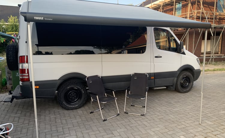 2p Mercedes-Benz camperbus uit 2008