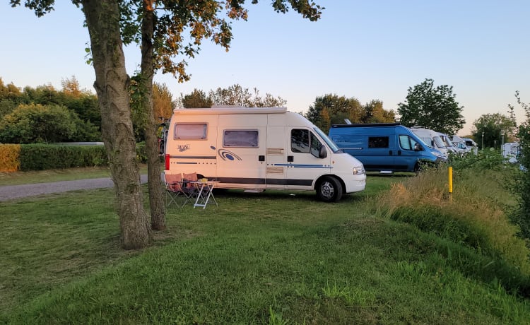 camping-car compact avec de nombreuses fonctionnalités