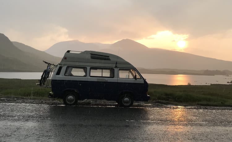 Blue – Volkswagen Wohnmobil mit 4 Schlafplätzen aus dem Jahr 1986