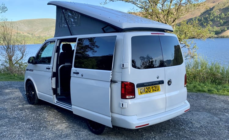 Nieuwe professionele ombouw Volkswagen campervan met 4 slaapplaatsen