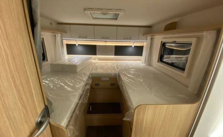 7 – Luxe, riante automaat camper met enkele bedden!