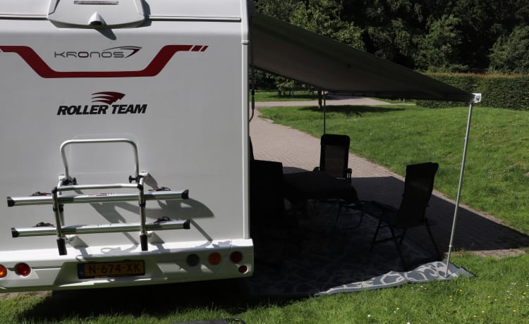 Roadhouse camper naam roadsurfer – 4p Roller Team semi-integrated uit 2021