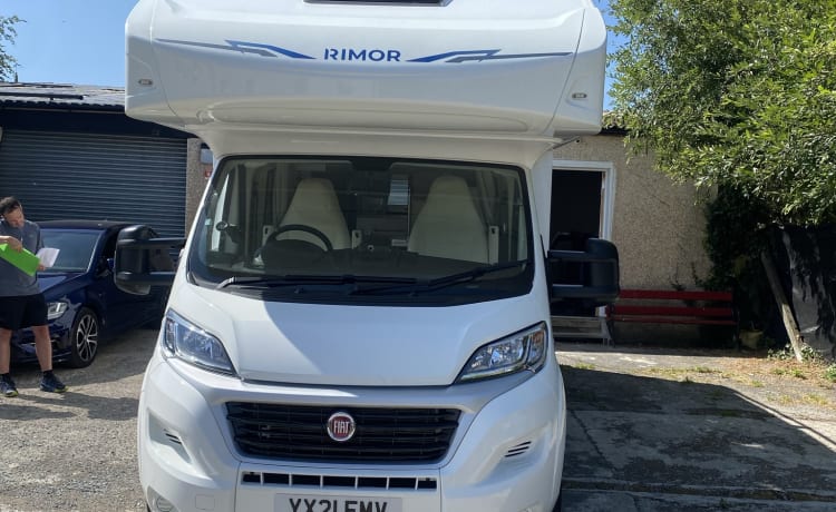 The Braw – Camper moderno di lusso Rimor con 4 cuccette