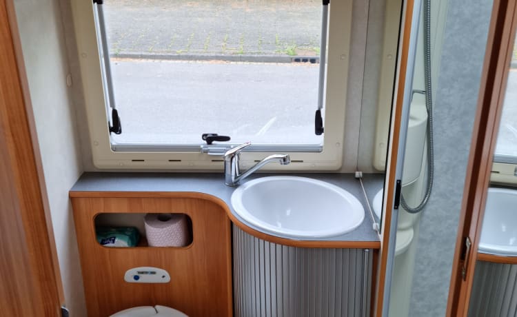 Very luxurious and spacious 4 person Alcove camper with 2 fixed spacious beds