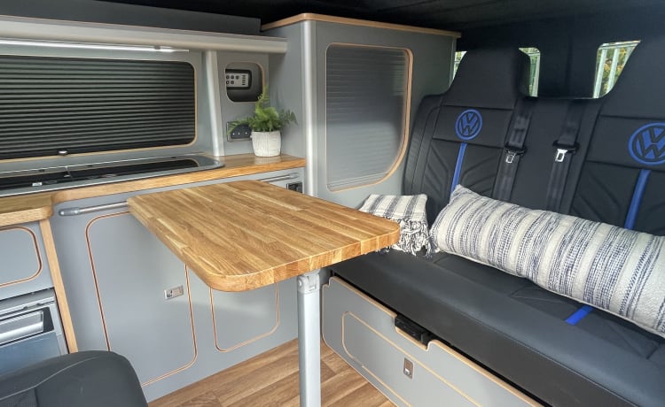 Pearl – VW T6 DSG Auto Camper, ASSICURAZIONE INCLUSA NEL PREZZO! * 4 posti letto * Riscaldatore notturno!