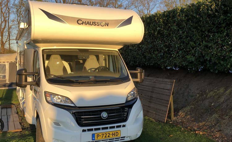 HappyCamper – Im Urlaub mit einem 6-Personen Chausson Alcove Camper von 2018?