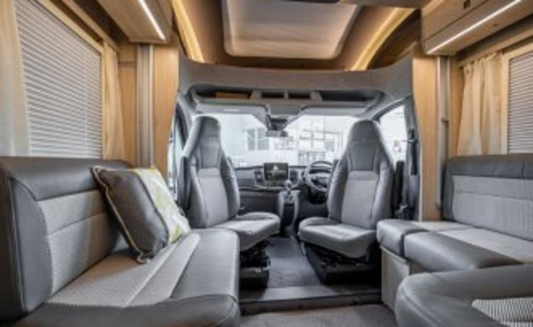 Riding Roamer – Auto Trail F74 - 4 cinture di sicurezza possono ospitare 4-6 persone - perfette per un viaggio su strada