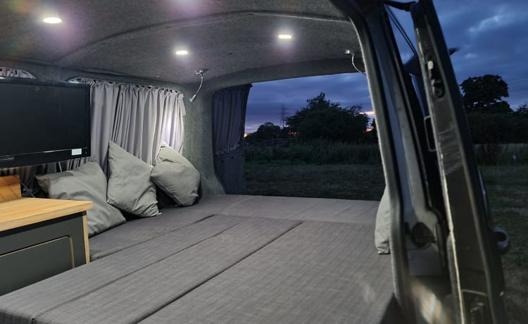 Colourshift Camper Wrap – VW T5 Campervan Gloednieuw gebouwd - 3 Berth Oak & Grey interieur, off Grid.