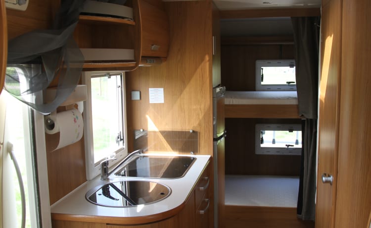 Superbrig 689TC – Fantastischer Familiencamper 7-Personen-Etagenbetten Superbrig 689 TC