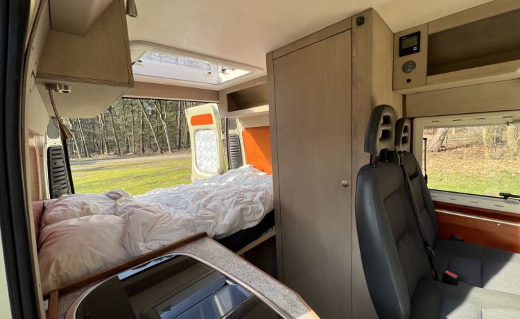 Comfortabele en compacte tweepersoons camper bus