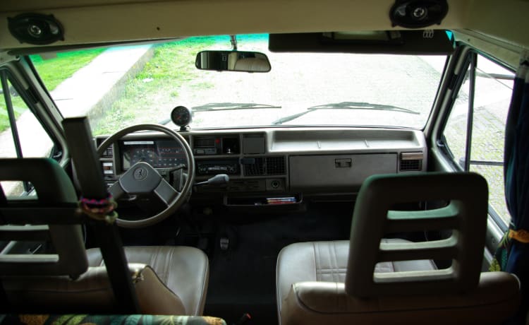 Camping-car Peugeot spacieux avec alcôve