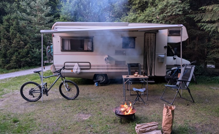 Harry – Camping-car 5P (Airfryer, Dolce Gusto, TV, Glacière, Box JBL, porte-vélos)