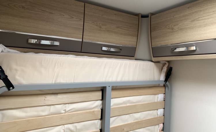 Amy – Immaculate Coach construit 2 couchettes, faible kilométrage 2019, auvent, porte-vélos et GPL