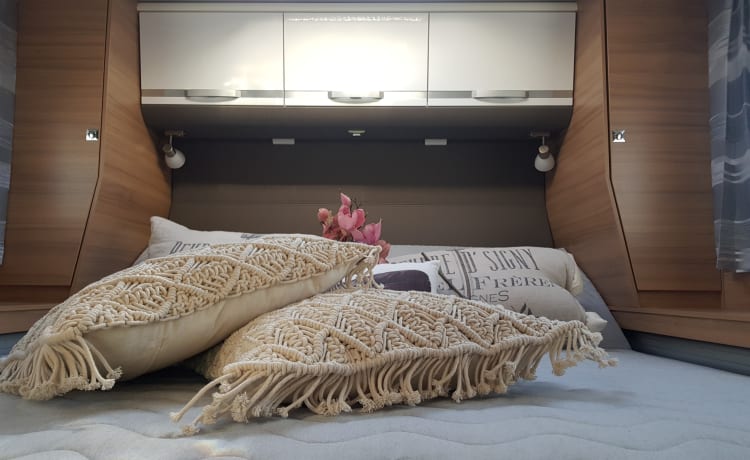 Adriaantje – LUXE  Camper met QUEENSBED 4 pers