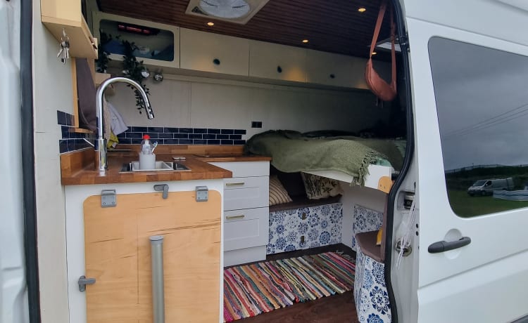 MerseyNomad – MerseyNomad - Camper Mercedes-Benz personalizzato con 2 posti letto