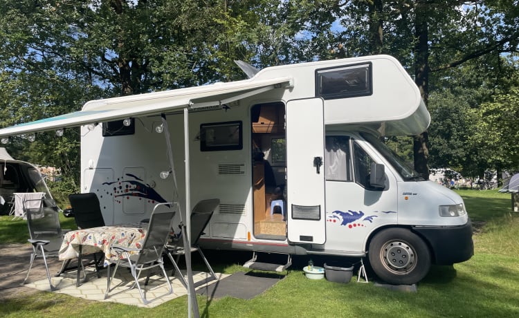 Carel – Ruime 4 persoons (gezins) camper met alkoof