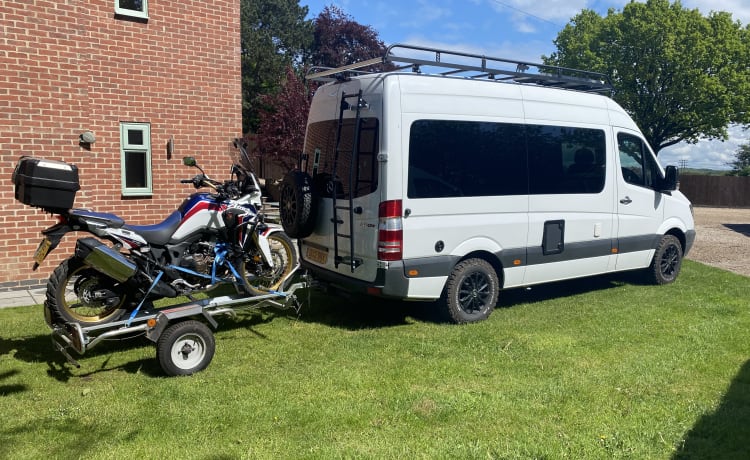 Mr Adventure  – Mercedes-Benz Adventure Van mit 2 Schlafplätzen