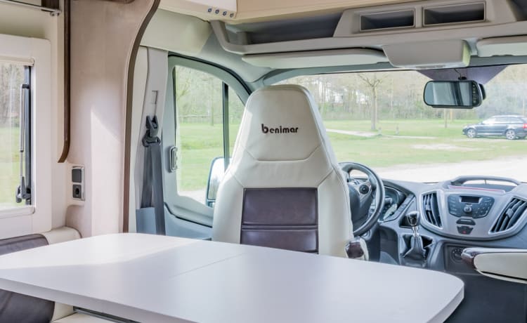 Summer Boy – 4p Benimar Camper mit großem Kingsize-Bett