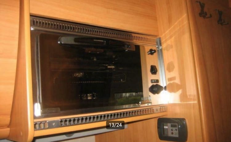 Spacious and complete 5-person family camper