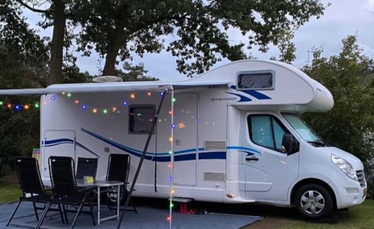 Chique gezins camper met mooie inboedel – Chic 6p Renault alcove in new condition from 2015