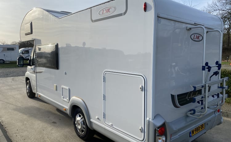 Roadtripper – Nice, very complete family camper with many extras