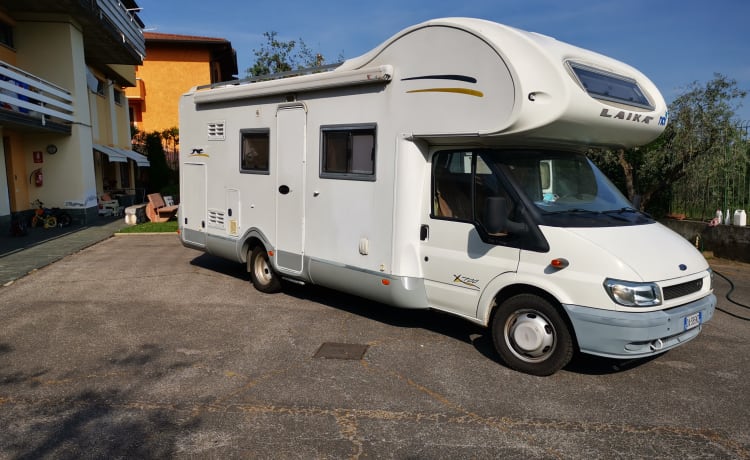 Laika x700  – Camper Mansardato super accessoriatoto