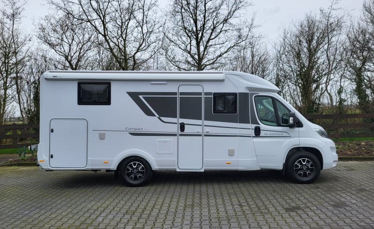 Compact DL – Camper molto spazioso con aria condizionata nella zona giorno e attrezzatura completa