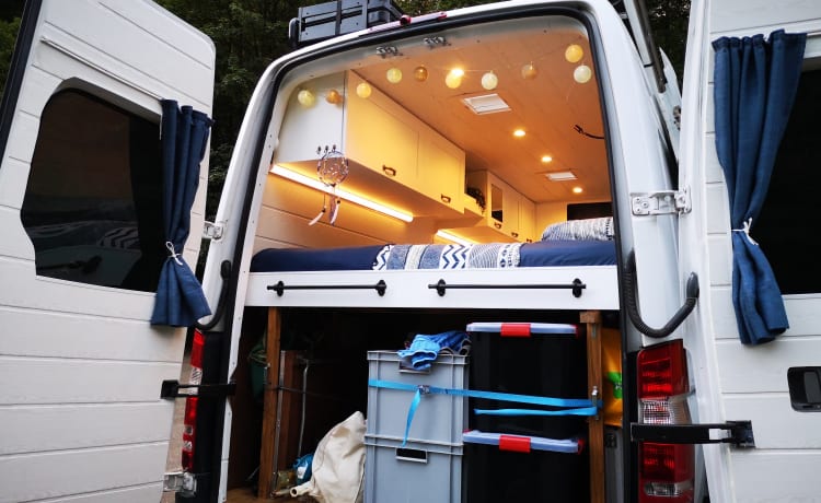 Debie The Van – Selbstgebauter Mercedes Sprinter Surfbus