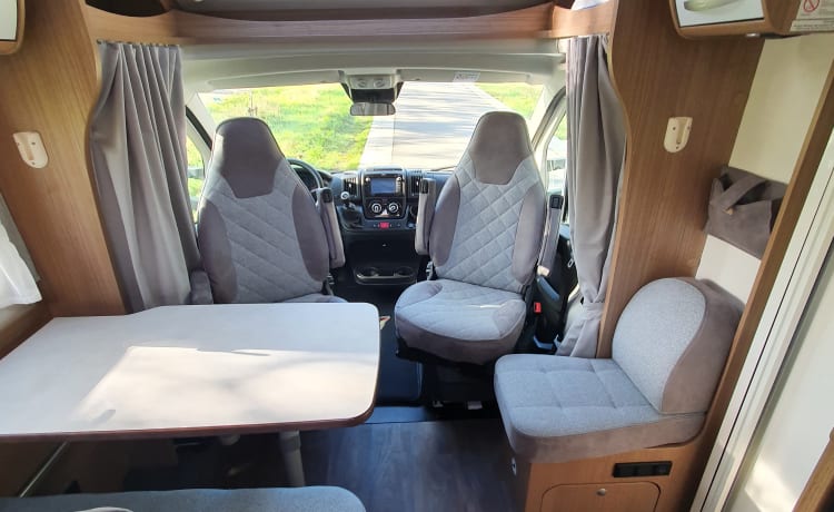 Carado T338 - Ruime en luxe 4 persoons camper