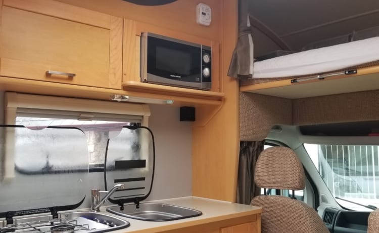 Nicky – Adventure and comfort in 'Nicky' the 6 berth luxury motorhome!