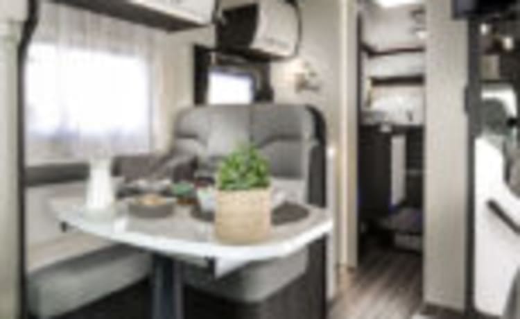 April – Rollerteam Zefiro 685. 2022 luxe 4-persoons camper. Bekend als 'April'.