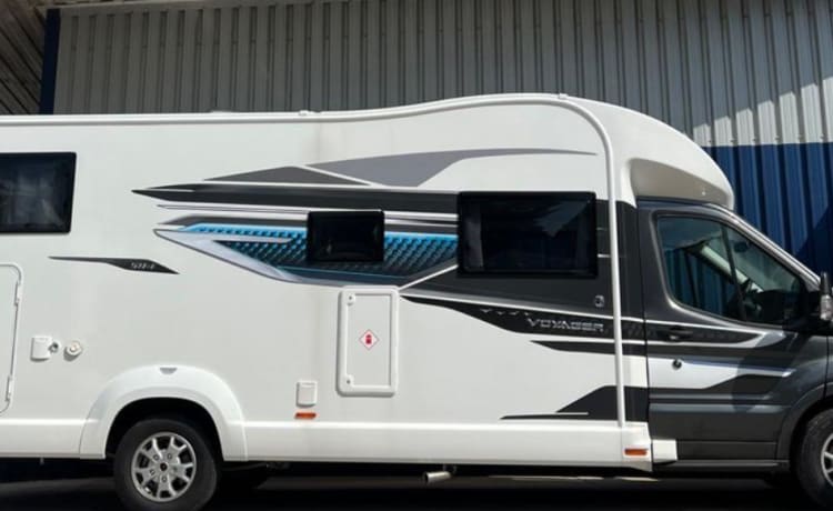 Jim – Luxe 6-persoons camper met vaste bedden aan de achterzijde