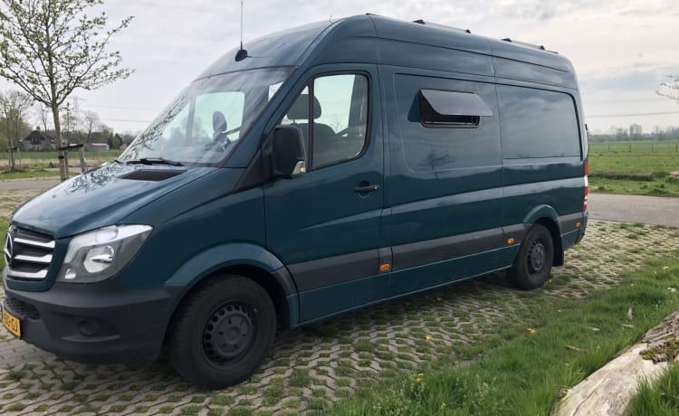 Nieuwe  stoere off-grid Mercedes Sprinter buscamper met lengtebedden