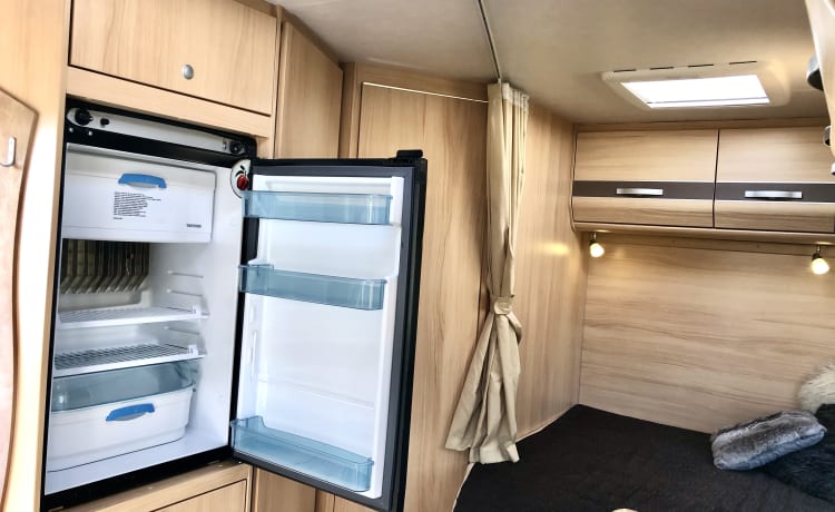 Very nice and complete spacious family camper for 2-4 persons