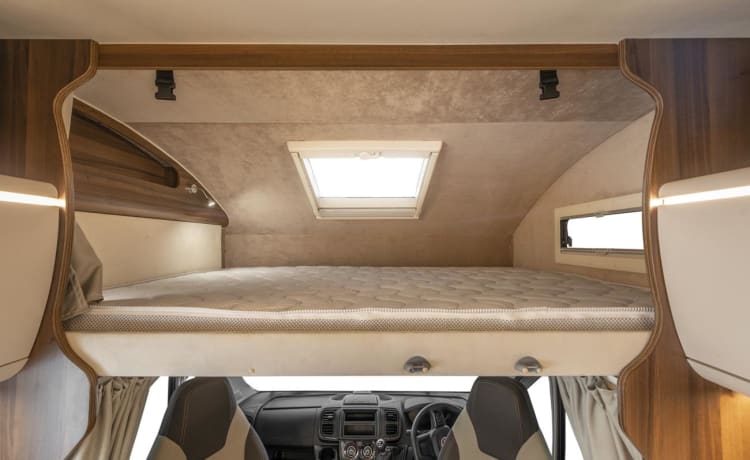 The Braw – Modernes Luxus-Wohnmobil von Rimor mit 4 Schlafplätzen