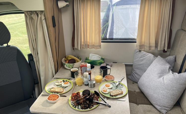 Eddie – Easy from Heathrow & C. London. Caravan park or Off-grid. Wifi included  