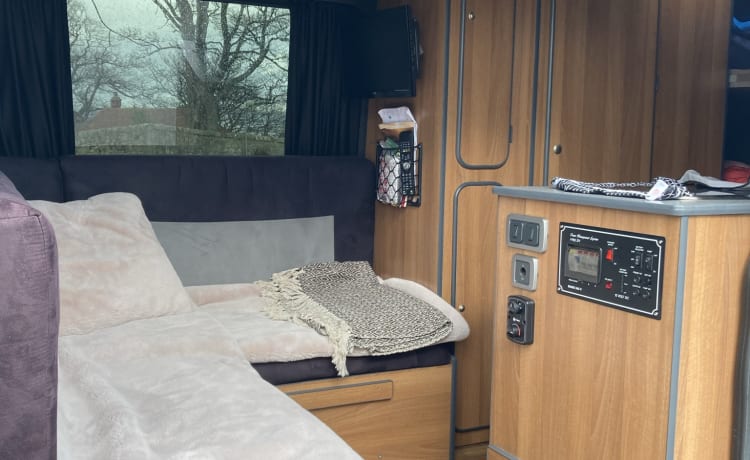 Katiecampervan  – Mercedes-Benz camper met 4 slaapplaatsen uit 2014