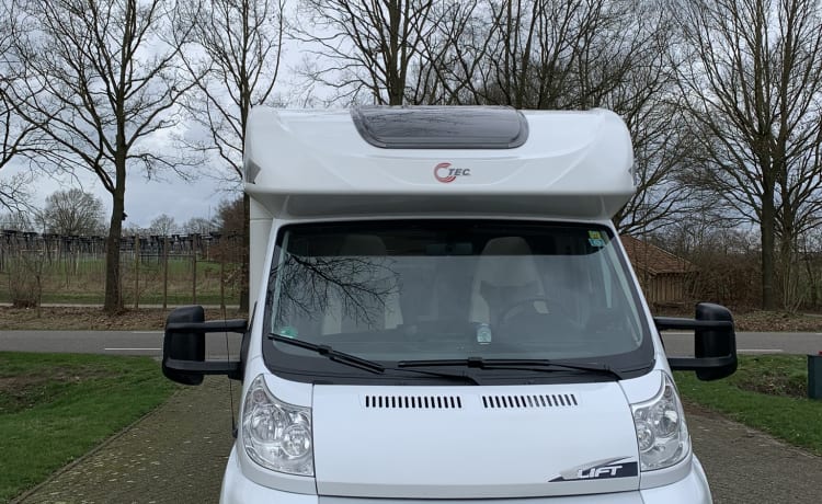 Beau camping-car 4 personnes spacieux et confortable entièrement équipé