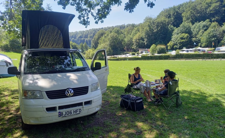 Trev – VW Campervan – bis zu 5 Schlafplätze