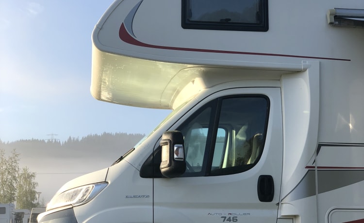 T33M GO – Rollerteam 746 - 6 Berth Motorhome