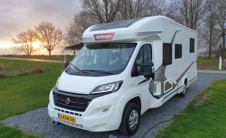 Very luxurious, spacious and comfortable camper with Queen size bed, super complete!