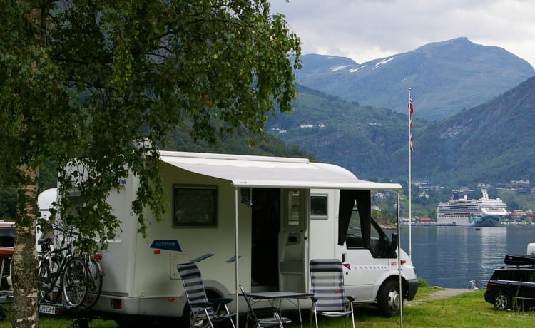 “Star” – Compact semi-integrated motorhome