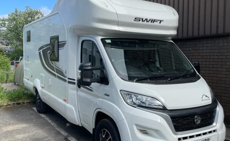 Swift Edge 476 con 6 posti letto del 2022