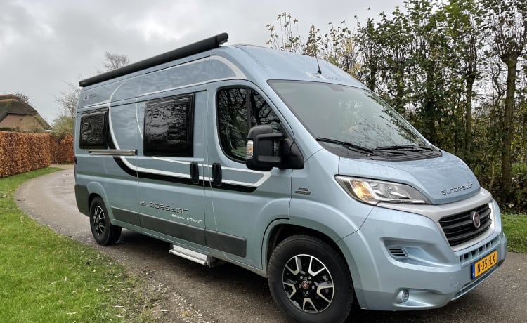 Buscamper Globecar 600L met lengtebedden, voor 2 personen. Hond toegestaan.